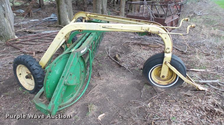 image for item DM9222 John Deere hay rake