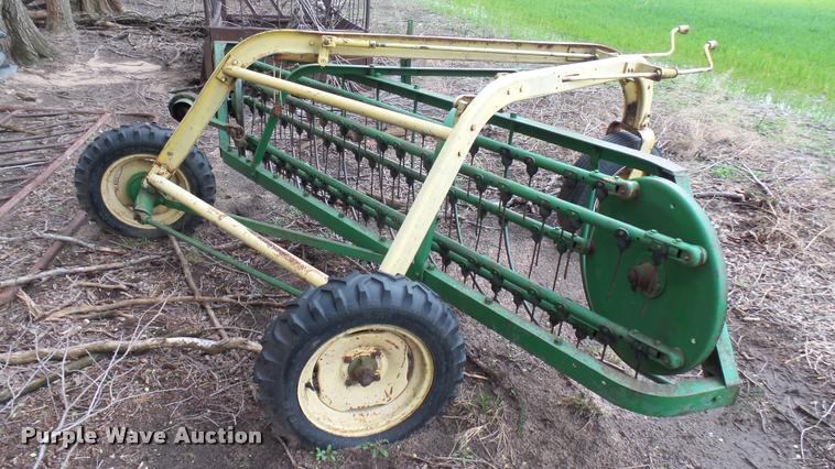 image for item DM9222 John Deere hay rake