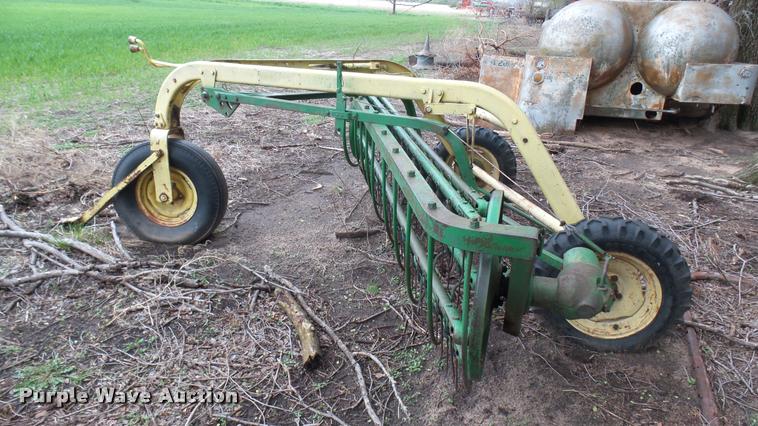 image for item DM9222 John Deere hay rake