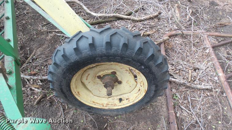 image for item DM9222 John Deere hay rake