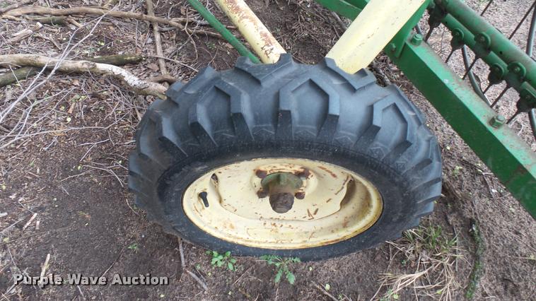 image for item DM9222 John Deere hay rake
