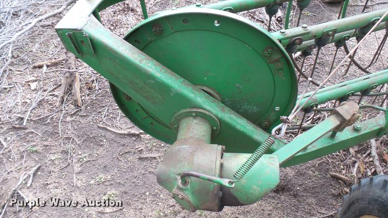 image for item DM9222 John Deere hay rake