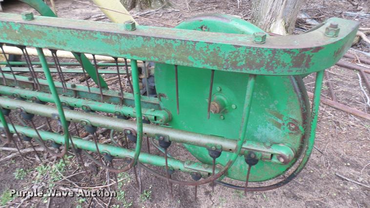 image for item DM9222 John Deere hay rake