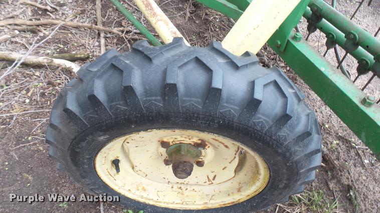 image for item DM9222 John Deere hay rake