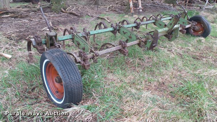 image for item DM9233 John Deere chisel