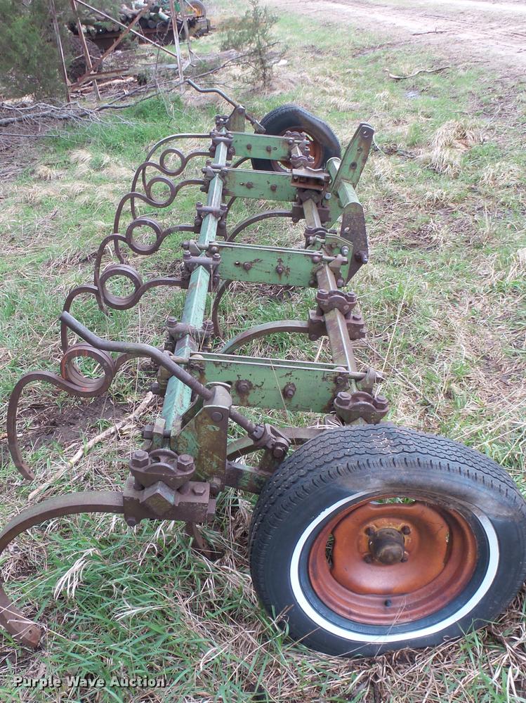 image for item DM9233 John Deere chisel