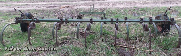 image for item DM9233 John Deere chisel