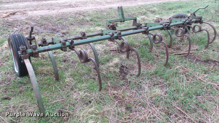 image for item DM9233 John Deere chisel