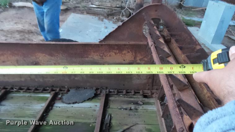 image for item DS9103 McCormick manure spreader