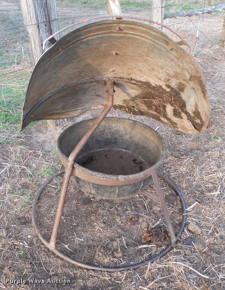 image for item DS9105 Coop mineral feeder