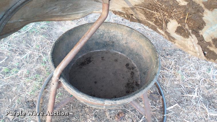 image for item DS9105 Coop mineral feeder