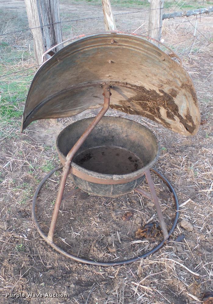 image for item DS9105 Coop mineral feeder