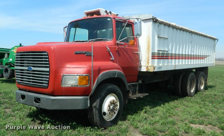 image for item K2582 1990 Ford L9000 grain truck