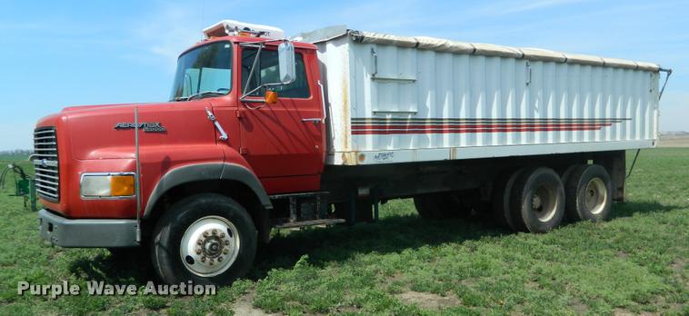image for item K2582 1990 Ford L9000 grain truck
