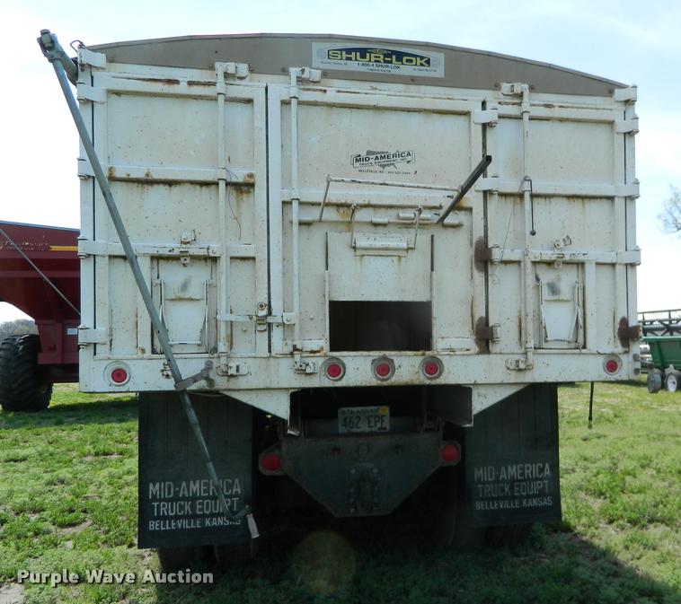 image for item K2582 1990 Ford L9000 grain truck