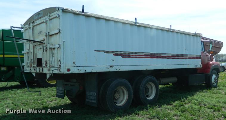 image for item K2582 1990 Ford L9000 grain truck