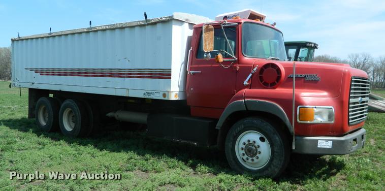 image for item K2582 1990 Ford L9000 grain truck