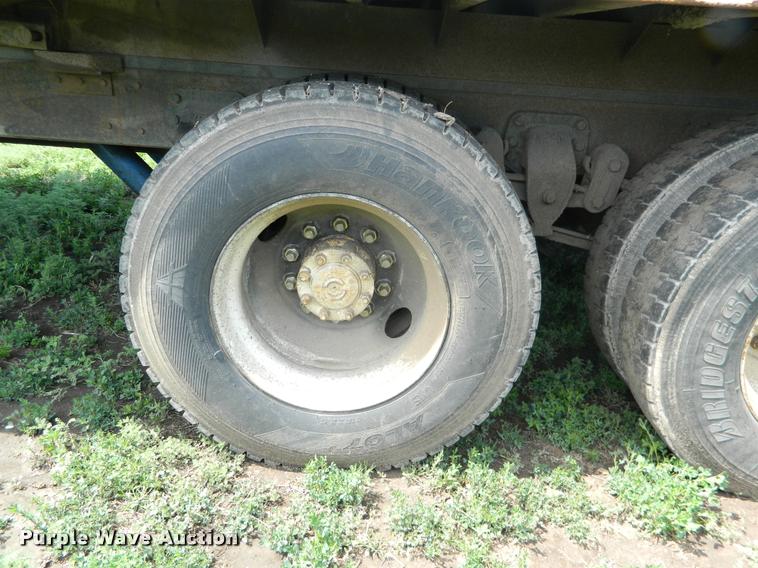 image for item K2582 1990 Ford L9000 grain truck