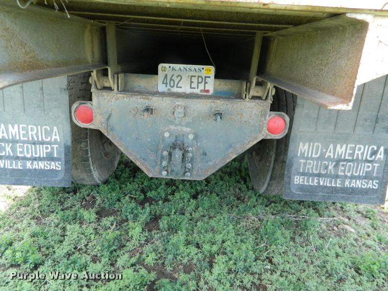 image for item K2582 1990 Ford L9000 grain truck