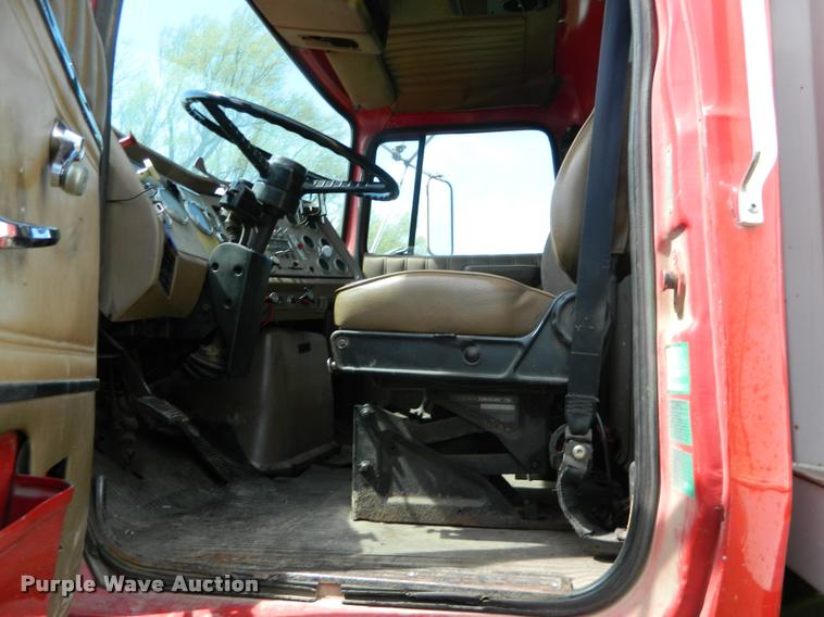 image for item K2582 1990 Ford L9000 grain truck