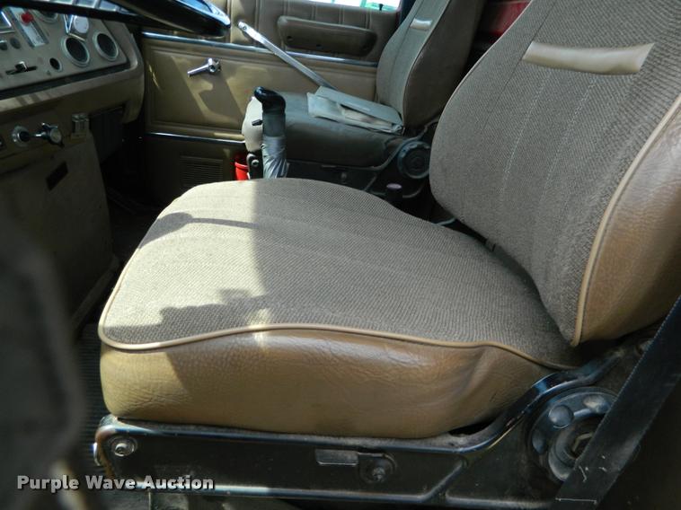 image for item K2582 1990 Ford L9000 grain truck