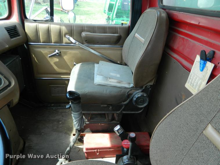 image for item K2582 1990 Ford L9000 grain truck