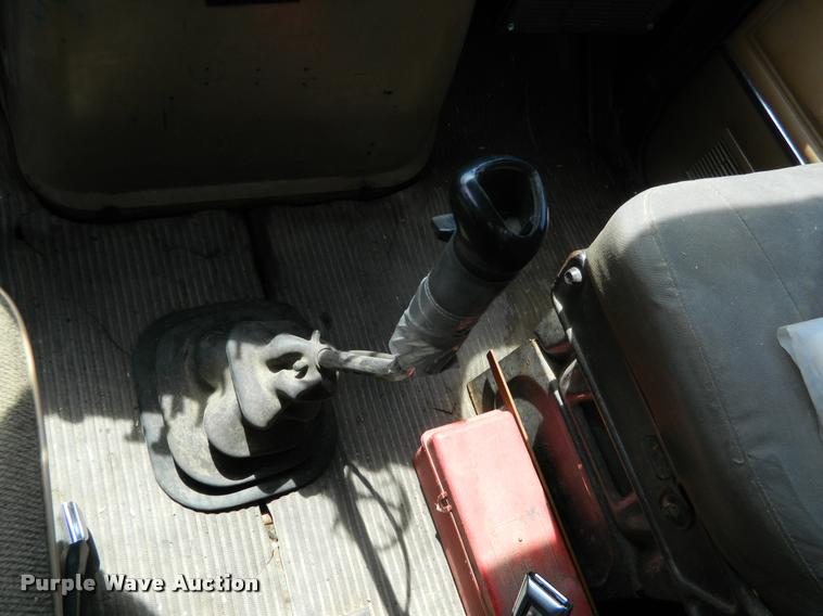 image for item K2582 1990 Ford L9000 grain truck