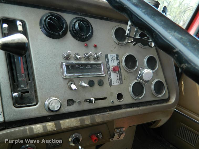 image for item K2582 1990 Ford L9000 grain truck