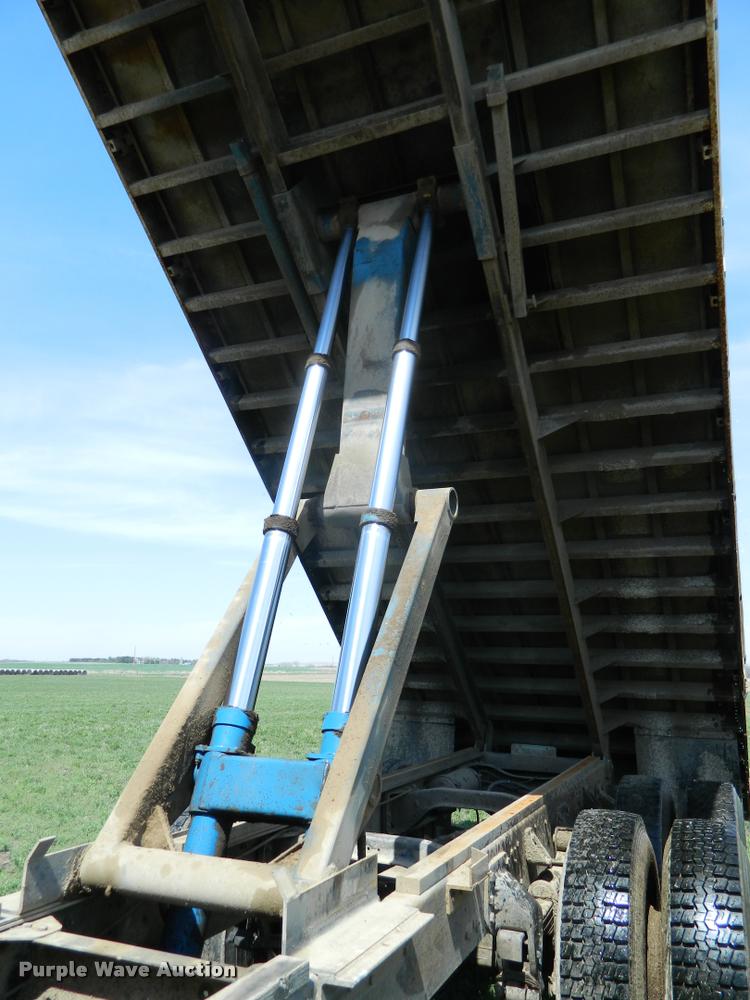 image for item K2582 1990 Ford L9000 grain truck