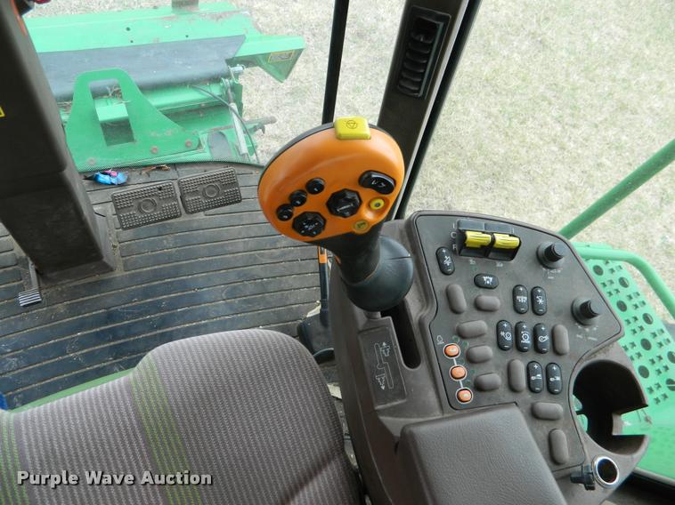 image for item K2601 2004 John Deere 9660 STS combine