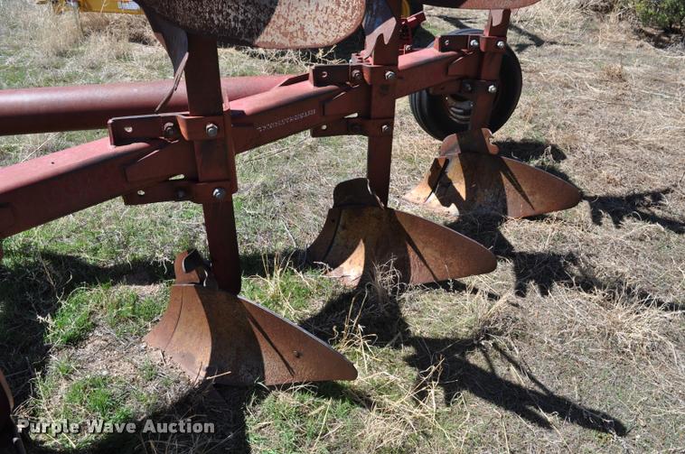 image for item K3997 Case IH rollover plow