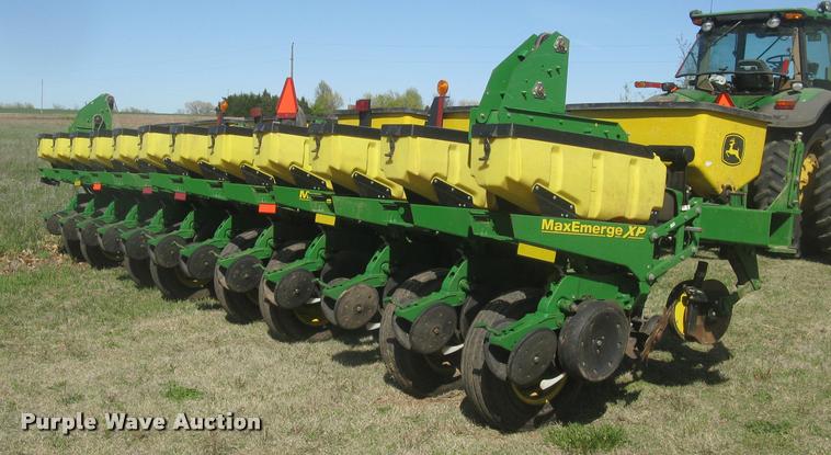 image for item L3998 2014 John Deere 1770 Max Emerge XP planter