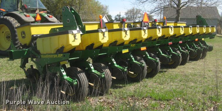 image for item L3998 2014 John Deere 1770 Max Emerge XP planter