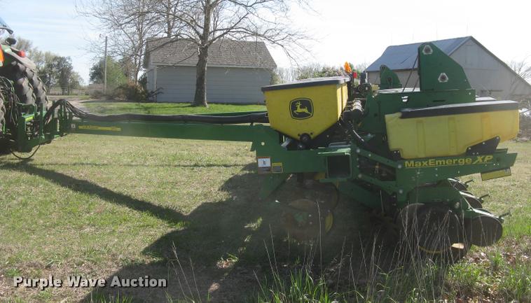 image for item L3998 2014 John Deere 1770 Max Emerge XP planter