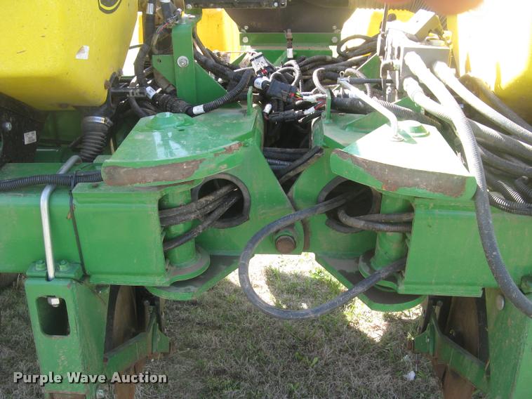 image for item L3998 2014 John Deere 1770 Max Emerge XP planter