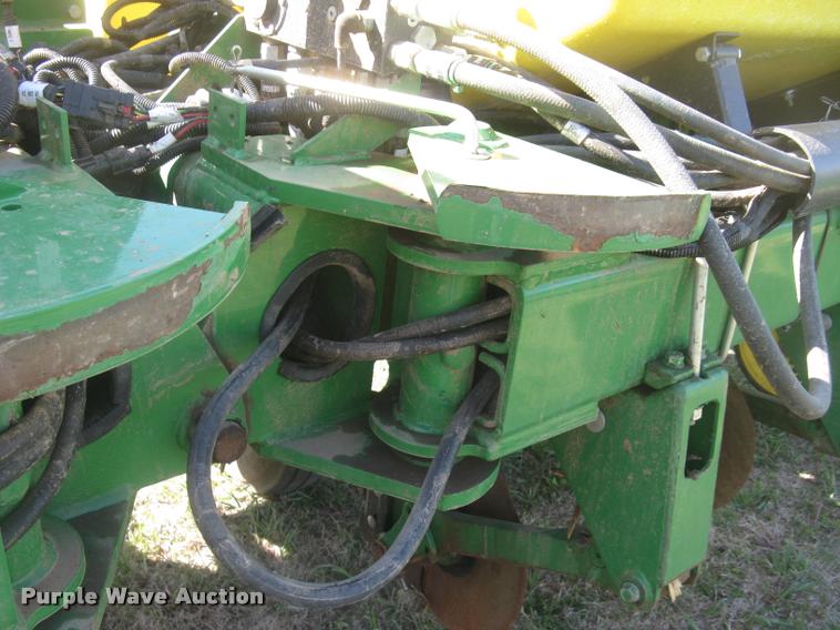 image for item L3998 2014 John Deere 1770 Max Emerge XP planter