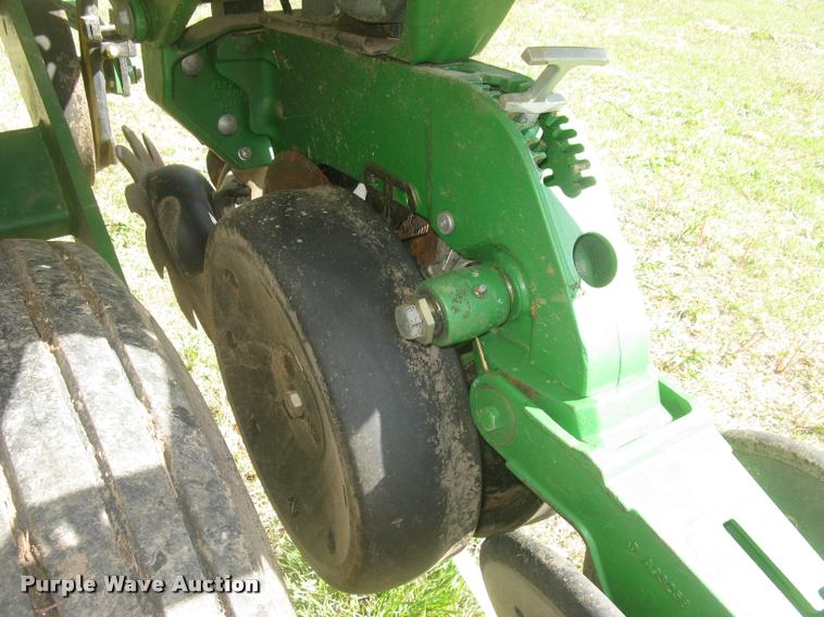 image for item L3998 2014 John Deere 1770 Max Emerge XP planter