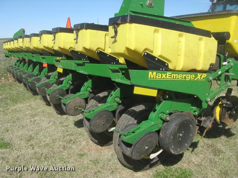 image for item L3998 2014 John Deere 1770 Max Emerge XP planter
