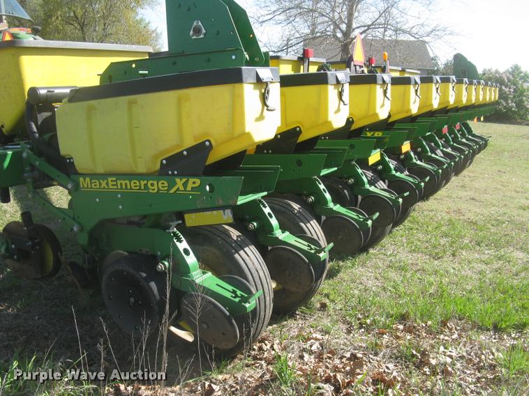 image for item L3998 2014 John Deere 1770 Max Emerge XP planter