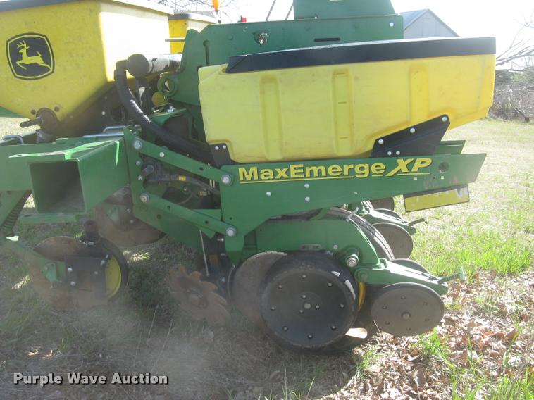 image for item L3998 2014 John Deere 1770 Max Emerge XP planter