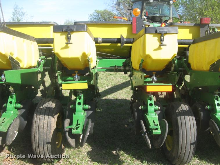 image for item L3998 2014 John Deere 1770 Max Emerge XP planter