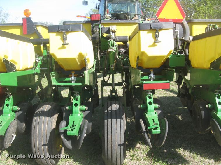 image for item L3998 2014 John Deere 1770 Max Emerge XP planter