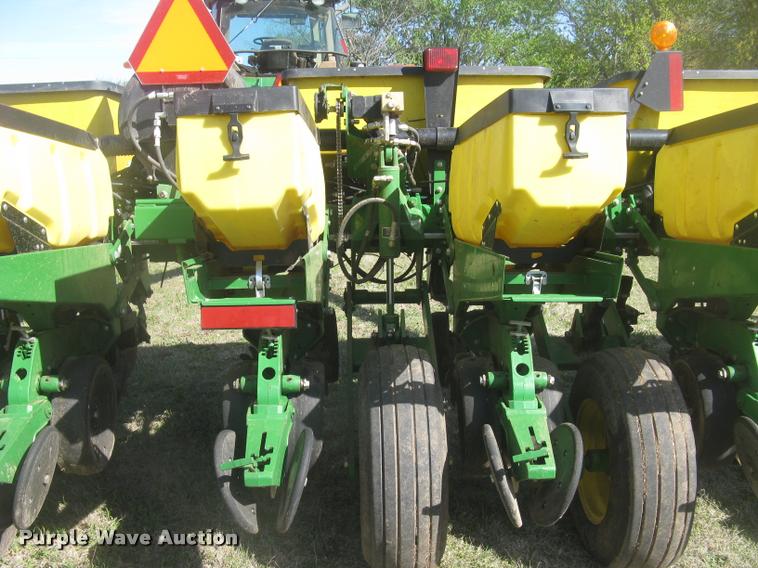 image for item L3998 2014 John Deere 1770 Max Emerge XP planter
