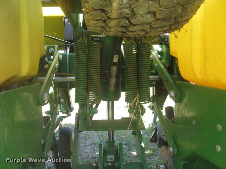 image for item L3998 2014 John Deere 1770 Max Emerge XP planter