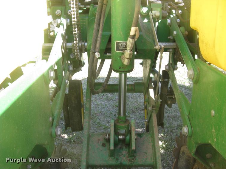 image for item L3998 2014 John Deere 1770 Max Emerge XP planter