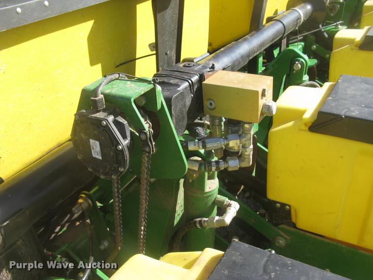 image for item L3998 2014 John Deere 1770 Max Emerge XP planter
