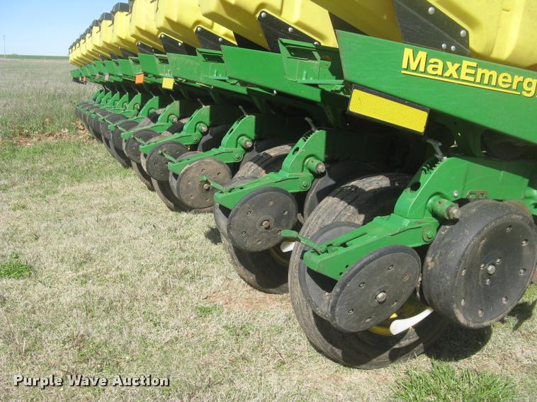 image for item L3998 2014 John Deere 1770 Max Emerge XP planter