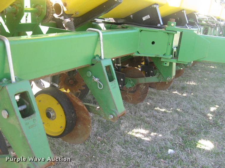 image for item L3998 2014 John Deere 1770 Max Emerge XP planter