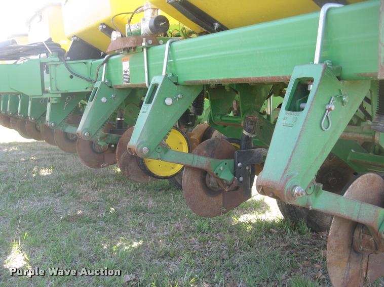 image for item L3998 2014 John Deere 1770 Max Emerge XP planter