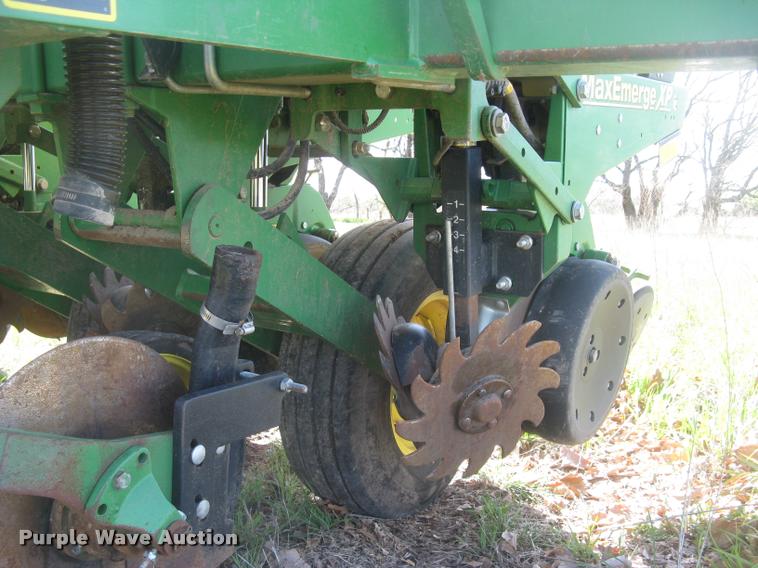 image for item L3998 2014 John Deere 1770 Max Emerge XP planter